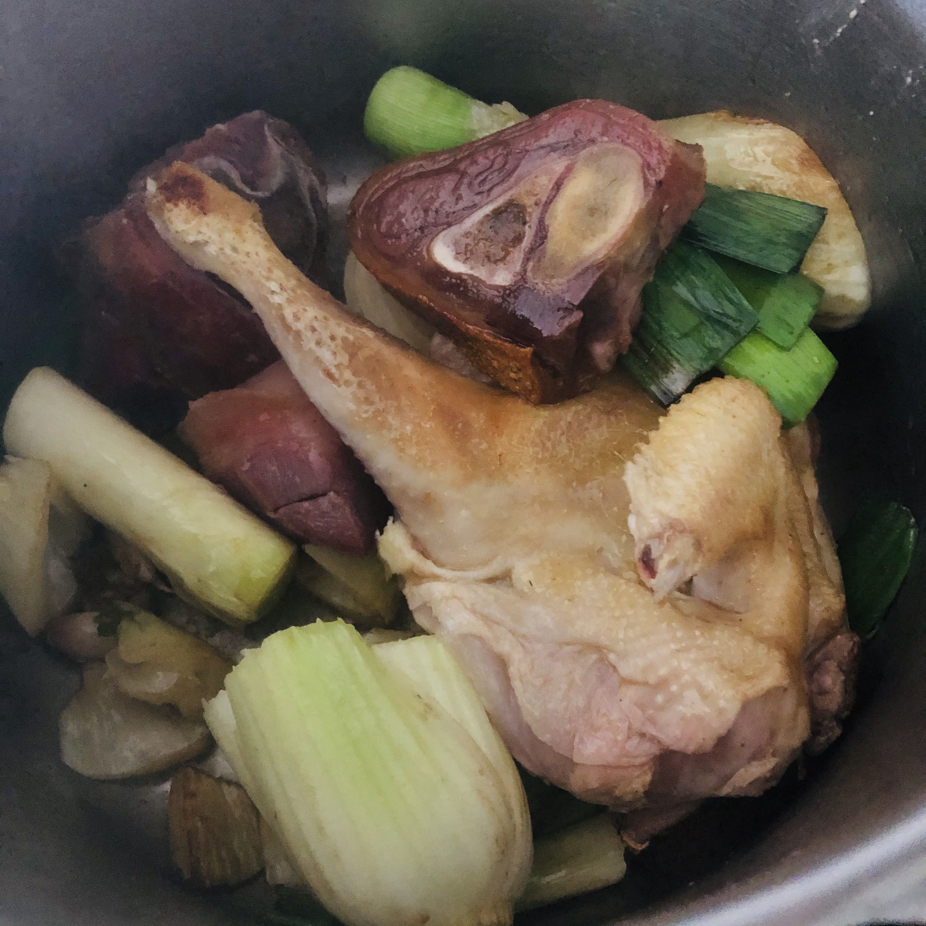 Caldo de gallina hueso puerro haciéndose 3