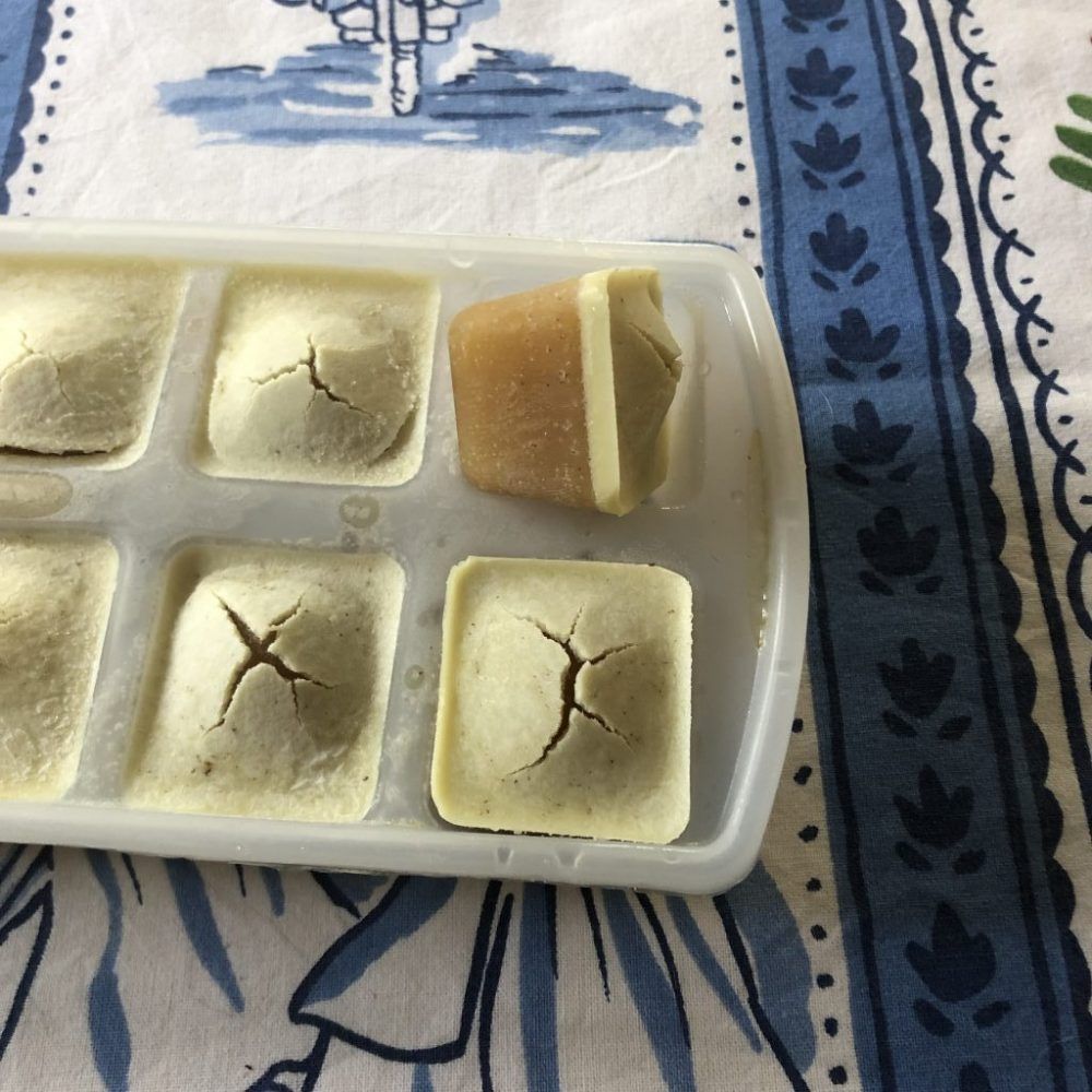 Cubitos de caldo en cubitera congelados