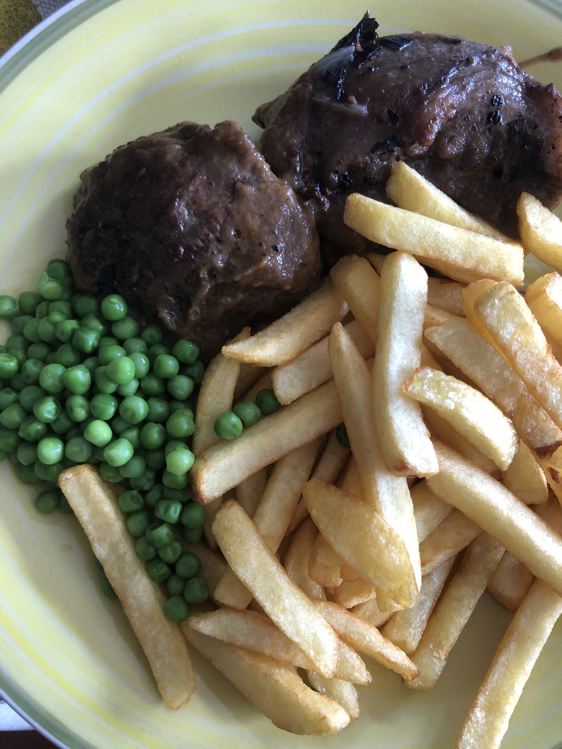CARRILLERAS YA HECHAS CON GUISANTES Y PATATAS Carrilleras de cerdo o vaca (o rabo de toro) en salsa que te mueres