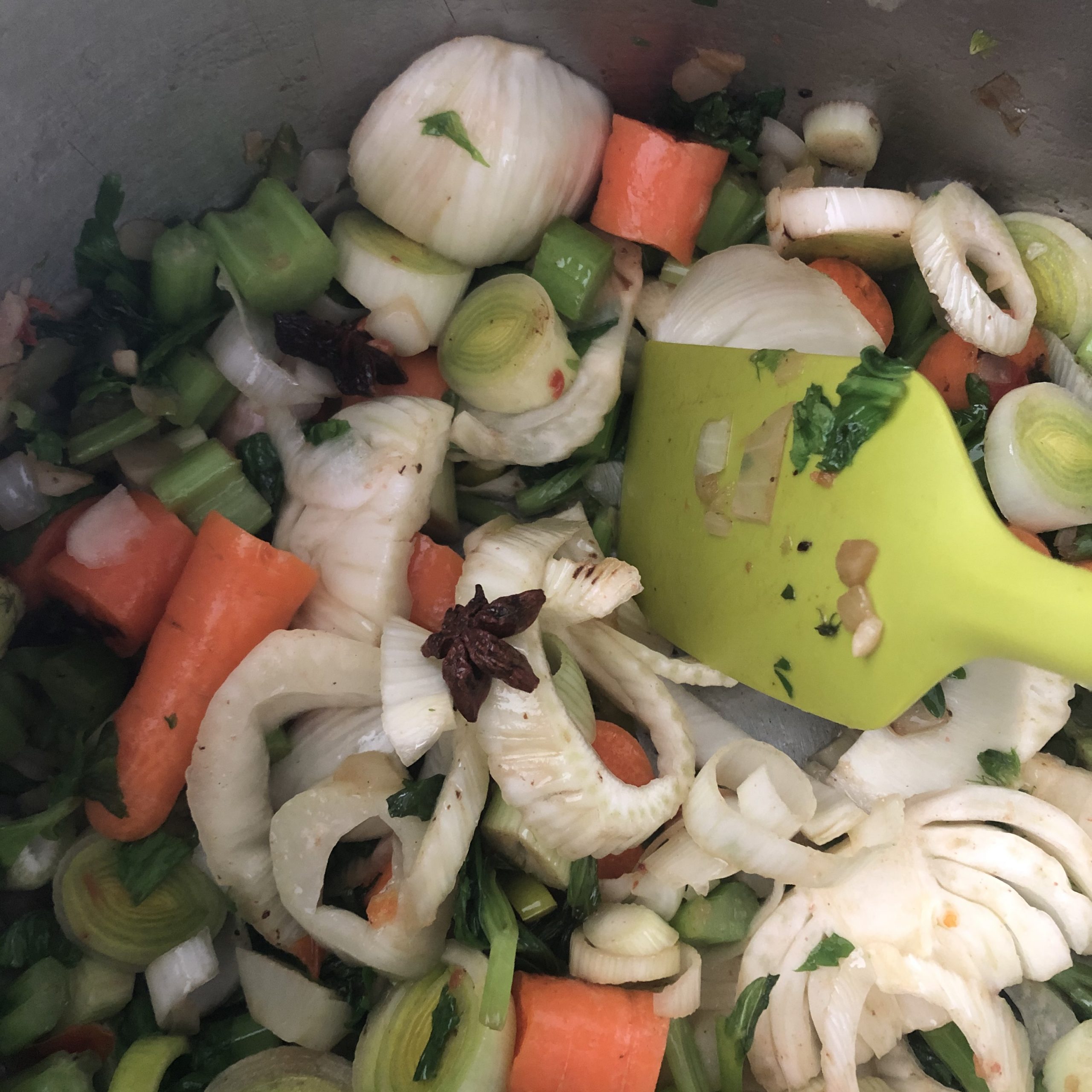 verduras y anis estrellado estofándose para carrilleras Carrilleras de cerdo o vaca (o rabo de toro) en salsa que te mueres